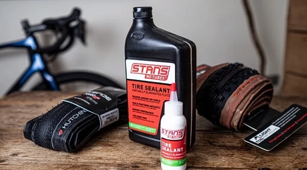 Tubeless tire and sealant